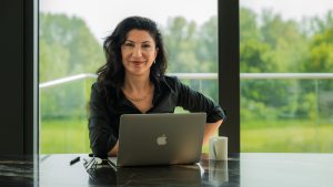 Esenzz loopbaancoaching Arnhem Foto eigenaar Songul Kinran van Esenzz loopbaancoaching Arnhem