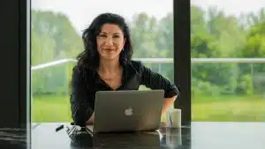 Esenzz loopbaancoaching Arnhem Foto eigenaar Songul Kinran van Esenzz loopbaancoaching Arnhem