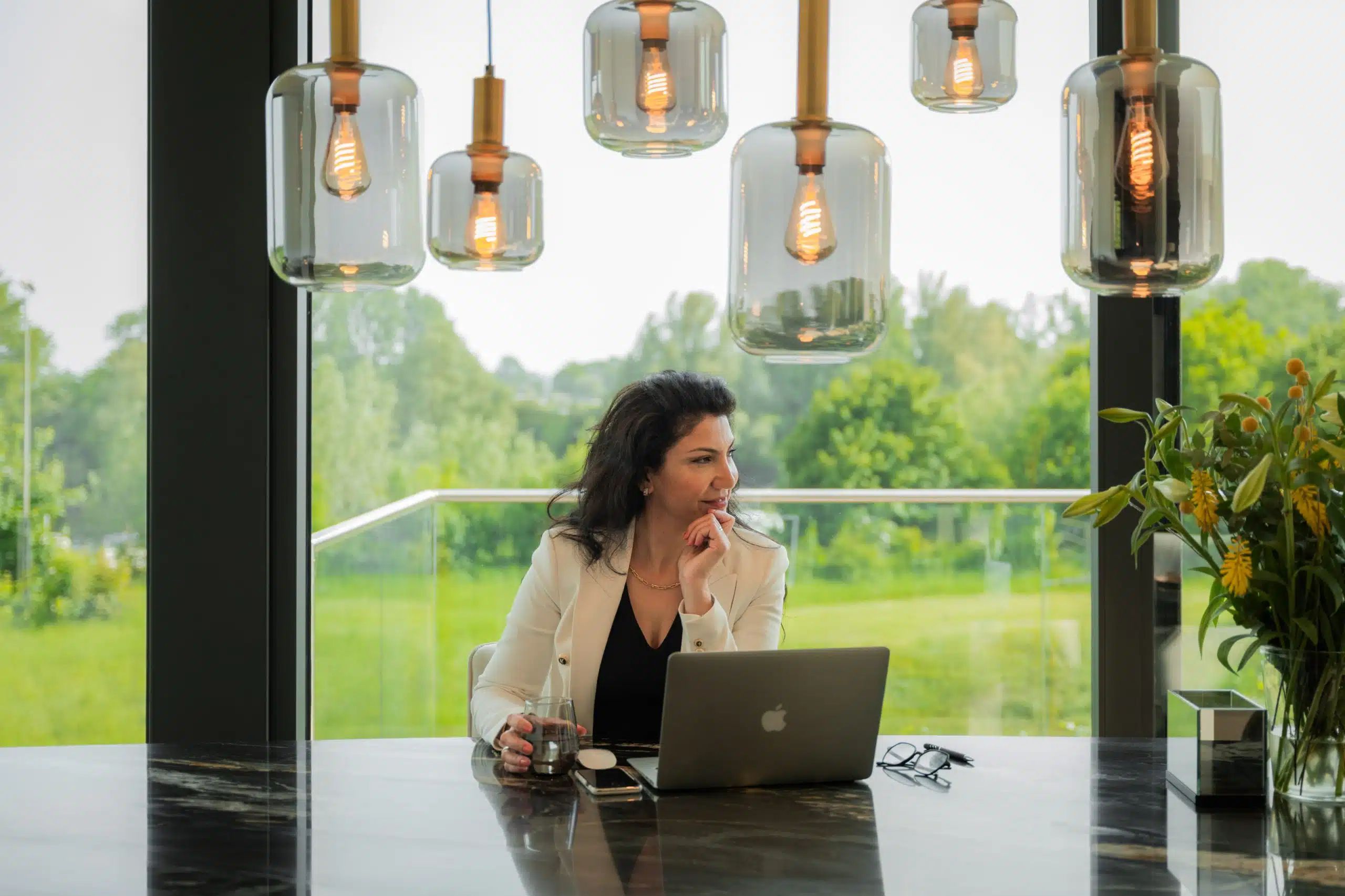 Foto Songul Kinran van Esenzz Loopbaancoaching aan het werk