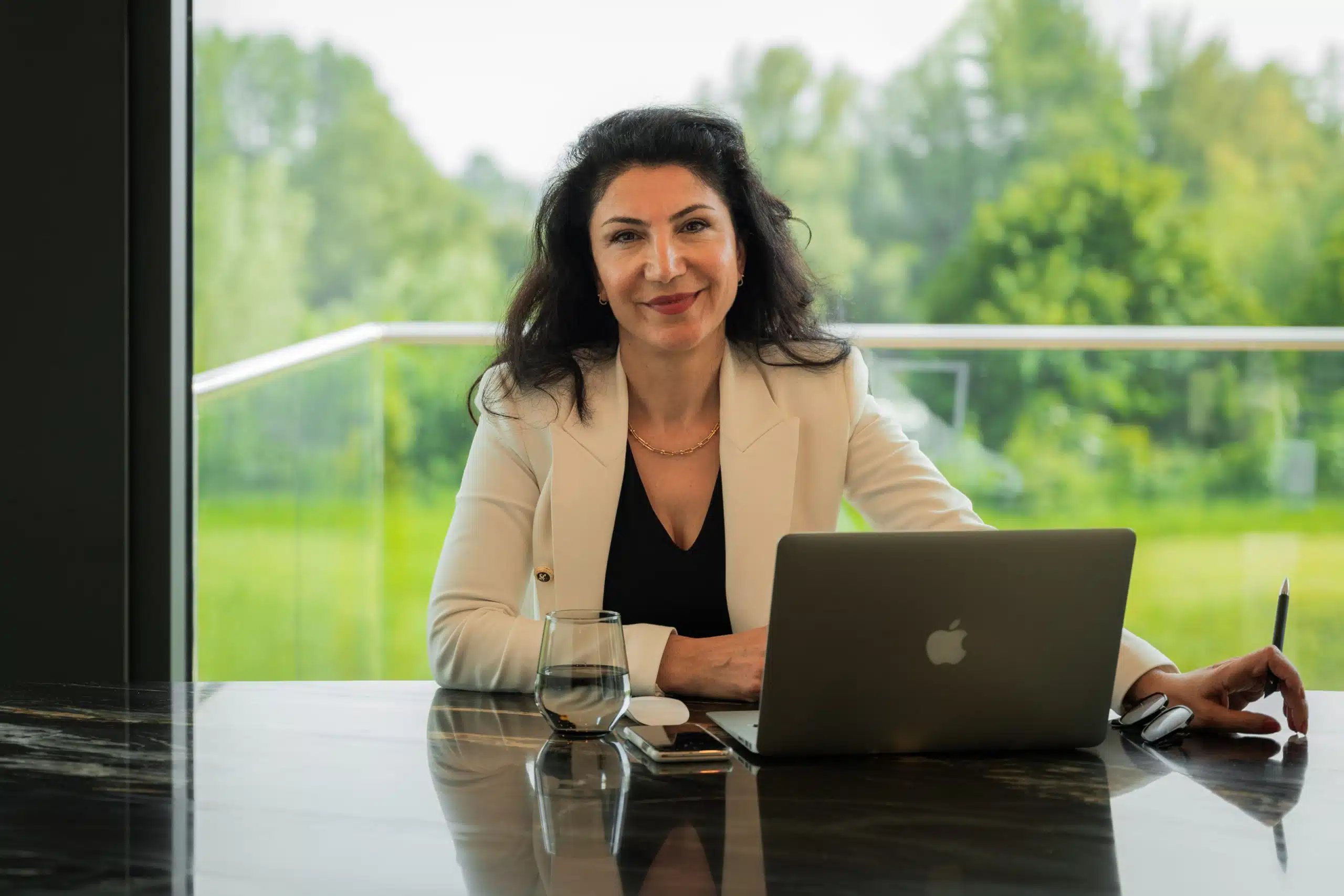 Esenzz_vraag een gesprek aan Vraag een kennismakingsgesprek aan met Songül van Esenzz loopbaancoaching
